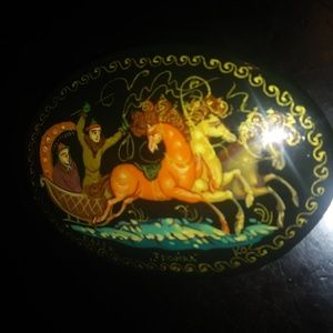 RUSSIAN PALEK ORNATE HAND PAINTED OVAL BROOCH